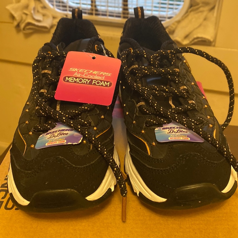 Women’s Sketchers Air Cooled Goga Mat. Memory Foam Soles.